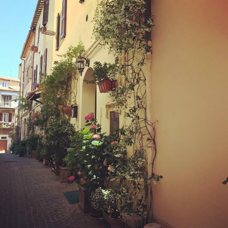 B&B La Dimora Del Capitano Фабриано Екстериор снимка